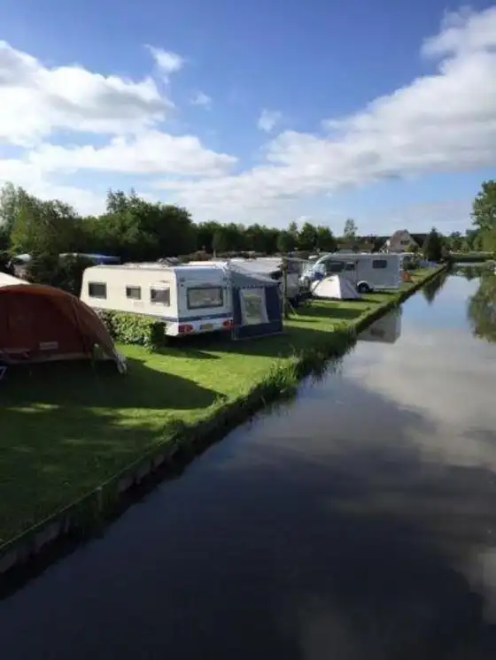 Caravans aan sloot op camping 't Venhop